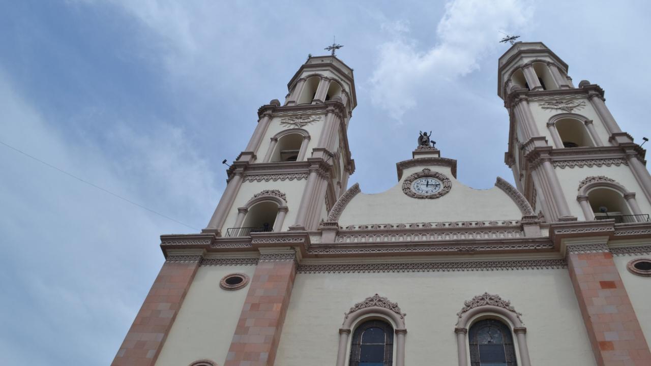 Fachada y torres de la Catedral Basílica de Nuestra Señora del Rosario, en el centro de Culiacán, Sinaloa (imagen de archivo).
