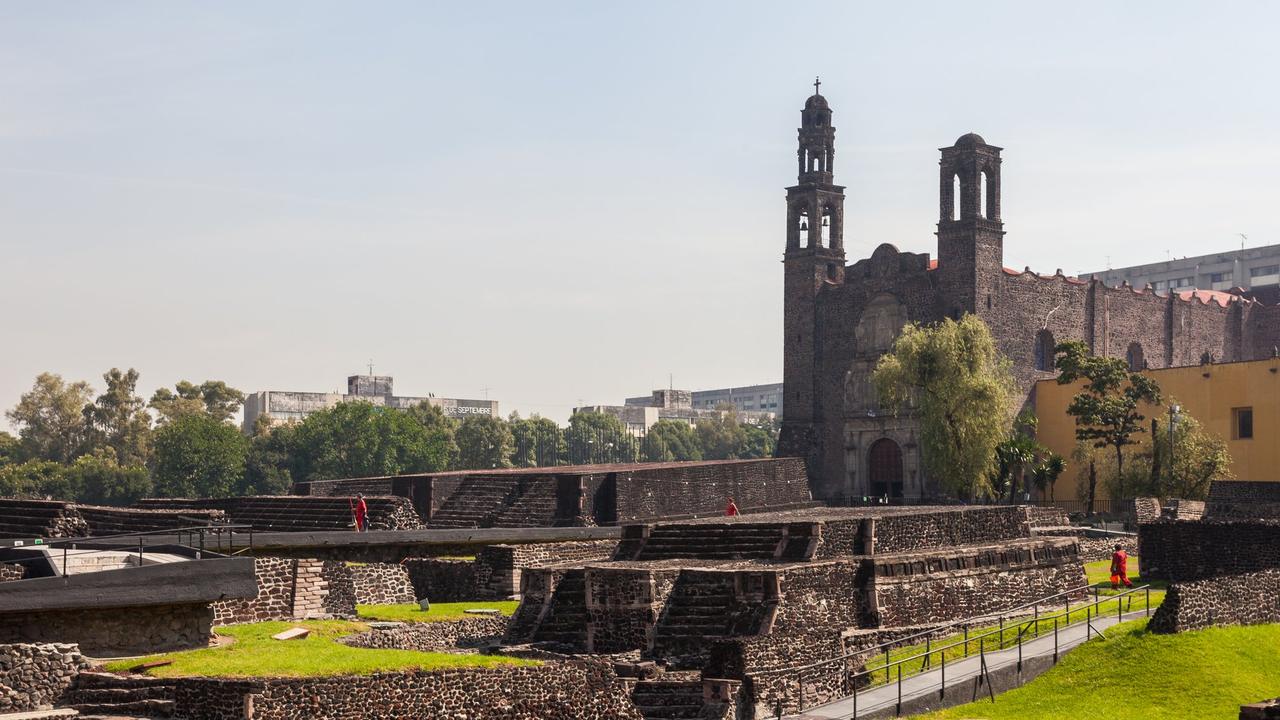 Zona arqueológica de Tlatelolco e iglesia de Santiago, Plaza de las Tres Culturas, Ciudad de México (imagen de archivo).