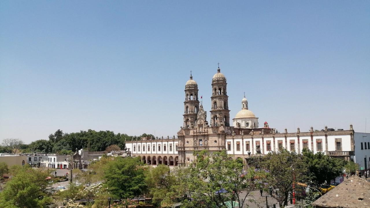Vista de la plaza y la Basílica de Nuestra Señora de Zapopan, en el centro de Zapopan, Jalisco (imagen de archivo, 2021).