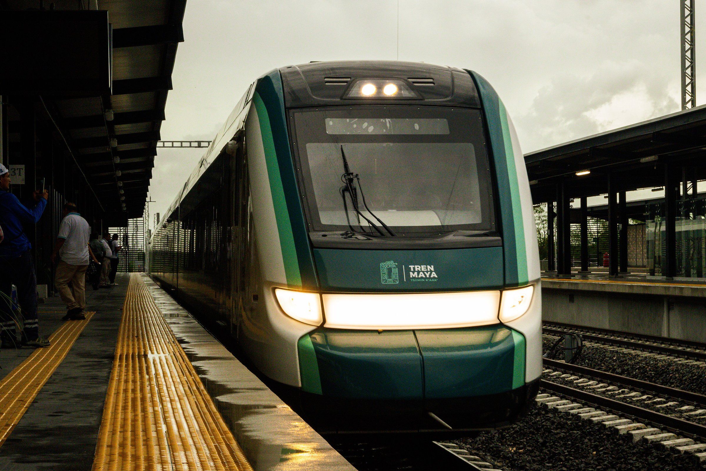 Un tren X’Trapolis Tsíimin K’áak del Tren Maya llega al andén de la estación Mérida Teya, en Yucatán (imagen de archivo, junio de 2024).