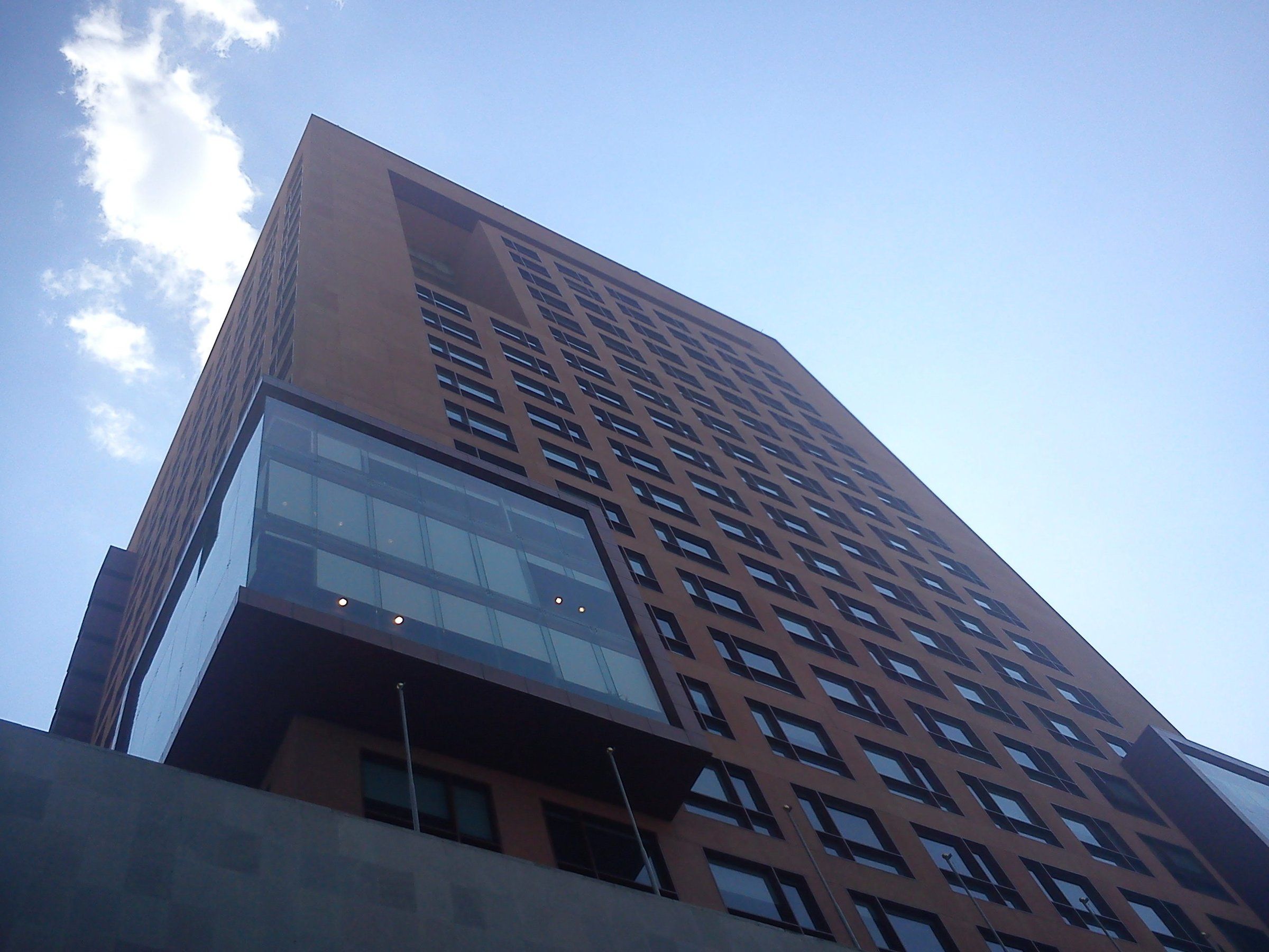 Torre de la Secretaría de Relaciones Exteriores en Plaza Juárez, Ciudad de México, vista desde abajo (imagen de archivo).