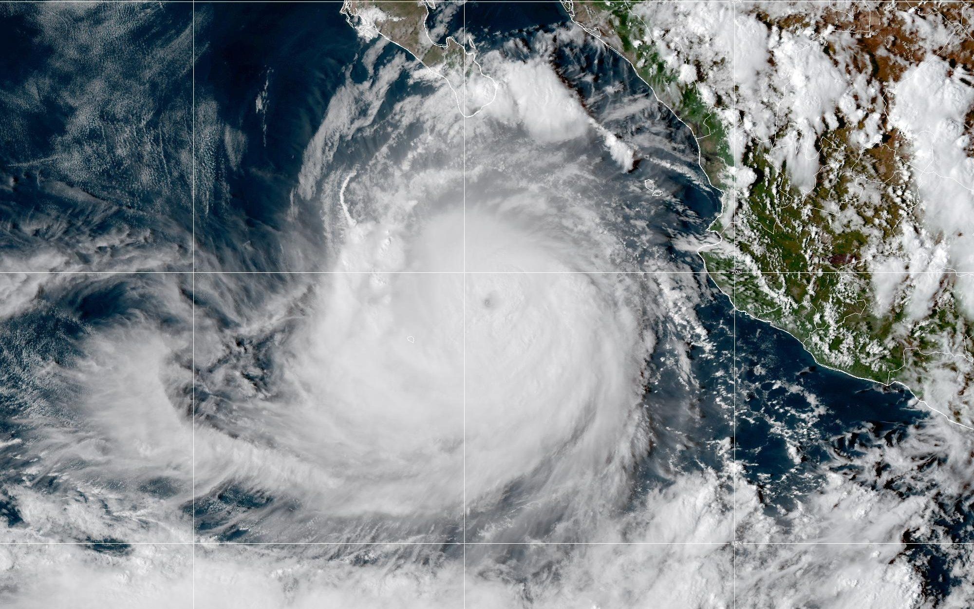 Imagen satelital GeoColor del huracán Rachel sobre el Pacífico frente a México (NOAA GOES, 1 de octubre de 2026).