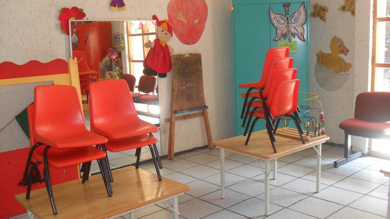 Salón de clases con mesas y sillas infantiles en un centro educativo de la Ciudad de México.
