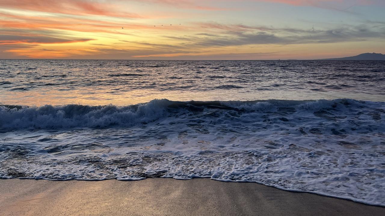 Olas rompen en una playa de Puerto Vallarta, Jalisco, al atardecer (imagen de archivo de 2025).