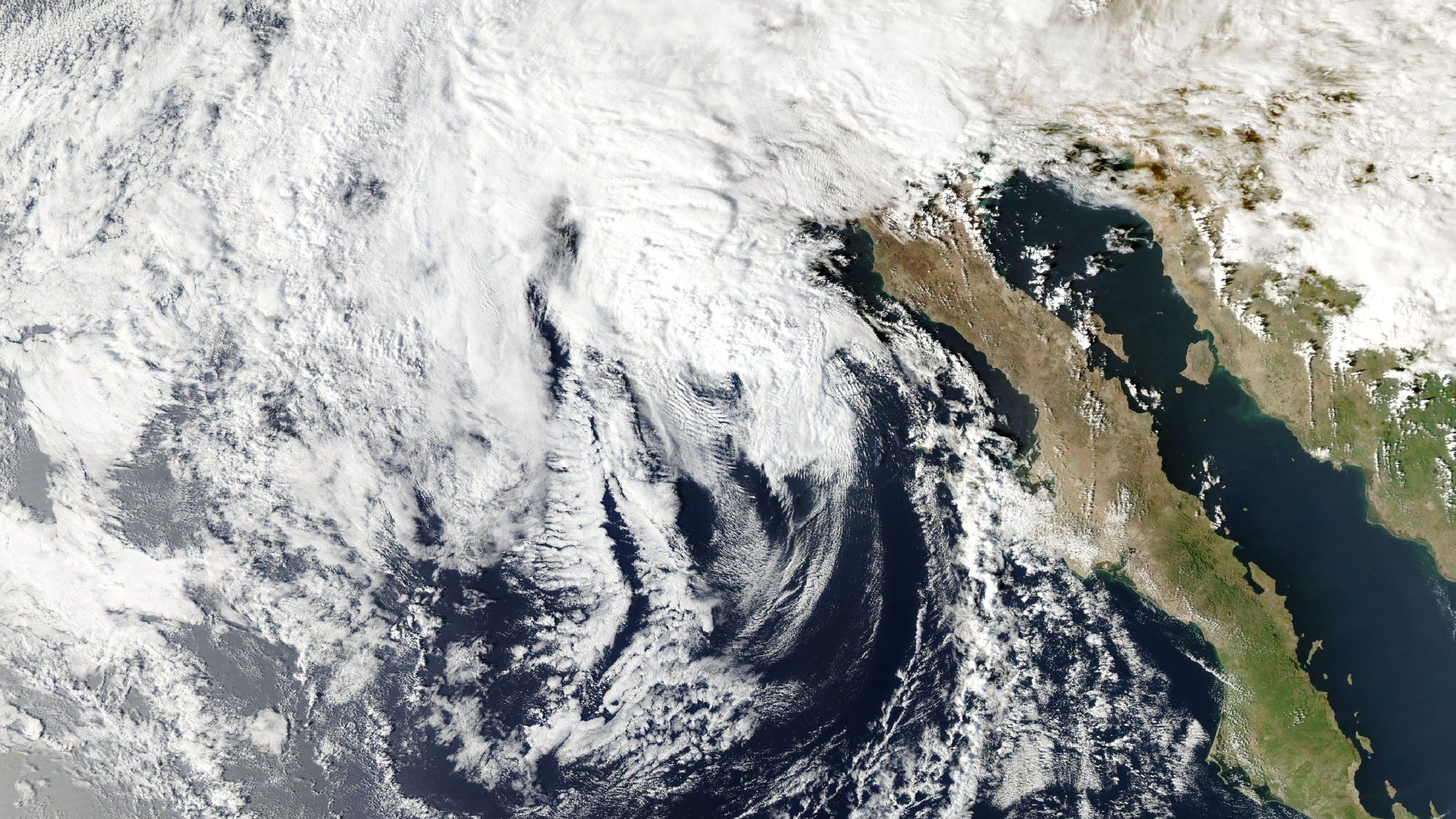 Imagen satelital de la tormenta tropical Rachel frente a la península de Baja California, tomada el 10 de octubre de 2026.