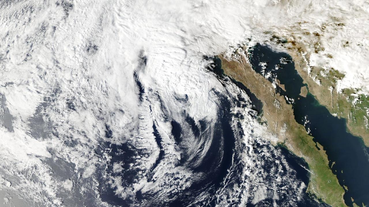 Imagen satelital de la tormenta tropical Rachel frente a la península de Baja California, tomada el 10 de octubre de 2026.