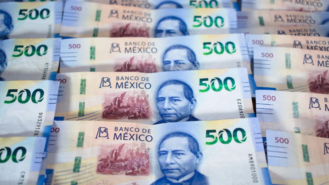 Billetes de 500 pesos del Banco de México acomodados en filas (imagen de archivo).