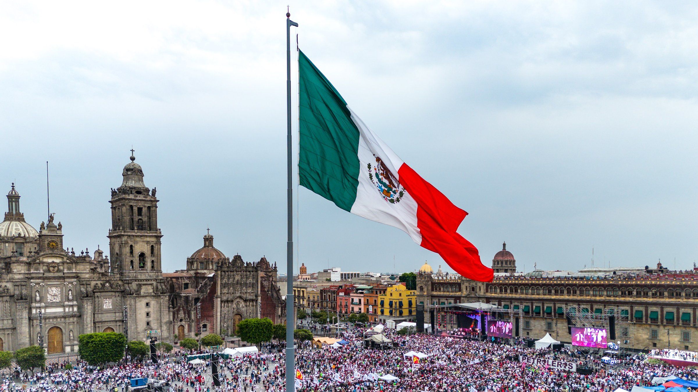 Vista aérea de la bandera monumental en el Zócalo de la Ciudad de México, con la Catedral Metropolitana al fondo (imagen de archivo).