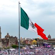 Vista aérea de la bandera monumental en el Zócalo de la Ciudad de México, con la Catedral Metropolitana al fondo (imagen de archivo).