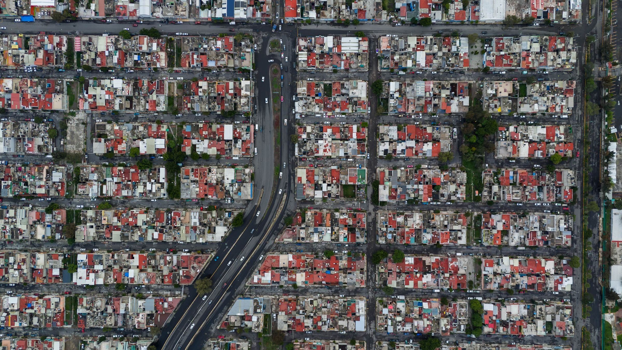 Vista aérea con dron de una zona habitacional de Ecatepec de Morelos, Estado de México, con calles en cuadrícula (imagen de archivo).