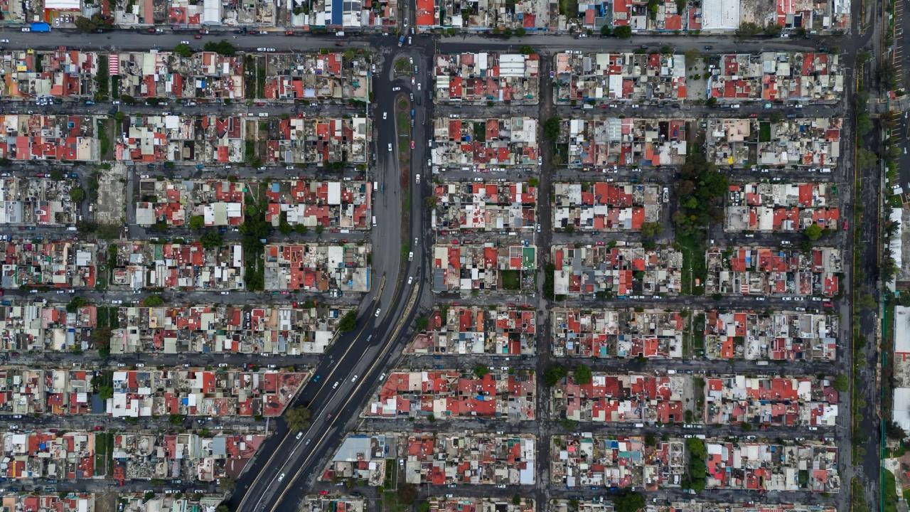Vista aérea con dron de una zona habitacional de Ecatepec de Morelos, Estado de México, con calles en cuadrícula (imagen de archivo).