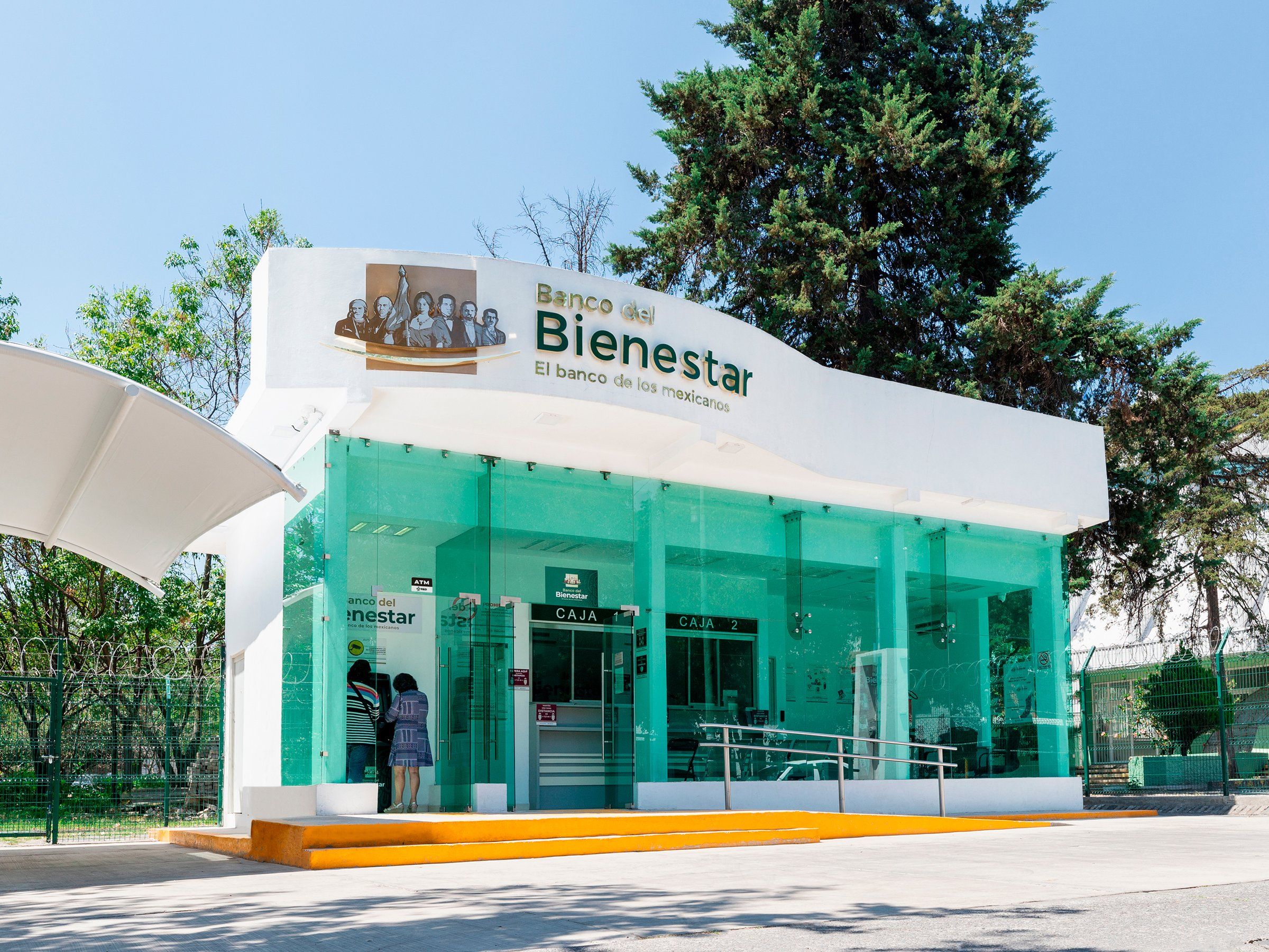 Fachada de una sucursal del Banco del Bienestar en la Ciudad de México, con cajas y cajero automático detrás de los ventanales (imagen de archivo).