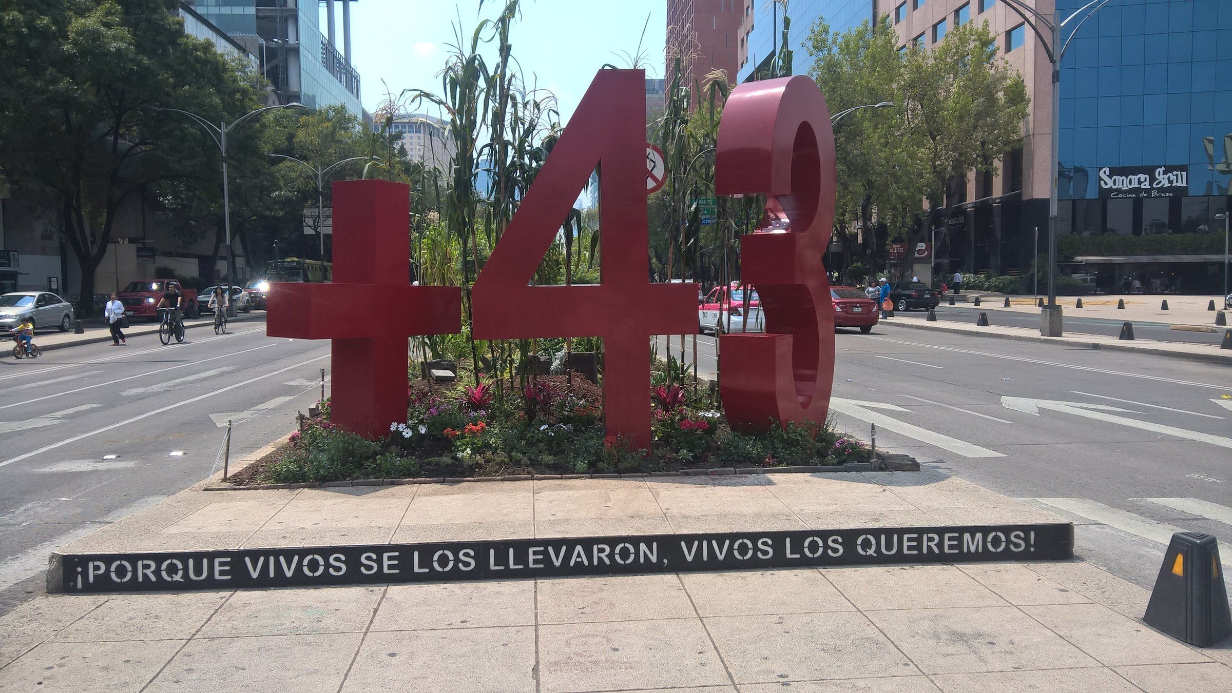 Antimonumento +43 en Paseo de la Reforma, Ciudad de México, dedicado a los normalistas de Ayotzinapa.
