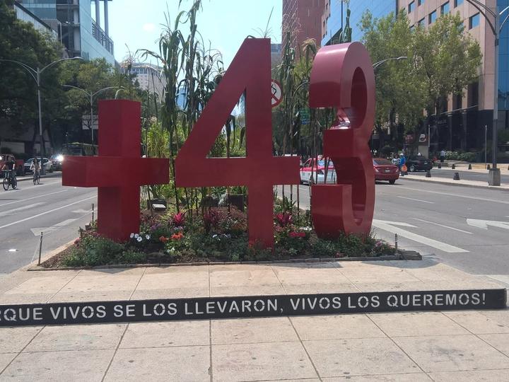 Antimonumento +43 en Paseo de la Reforma, Ciudad de México, dedicado a los normalistas de Ayotzinapa.