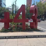 Antimonumento +43 en Paseo de la Reforma, Ciudad de México, dedicado a los normalistas de Ayotzinapa.