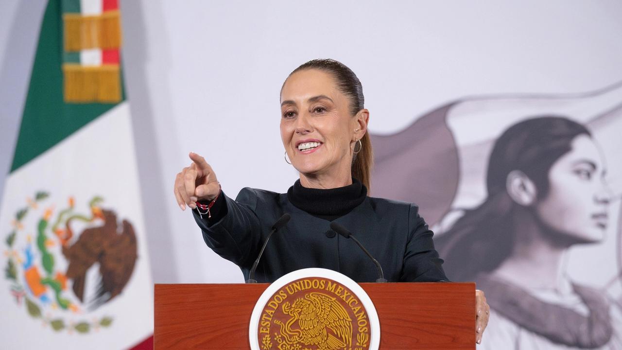 La presidenta Claudia Sheinbaum habla desde el atril durante una conferencia matutina en Palacio Nacional (imagen de archivo, enero de 2026).