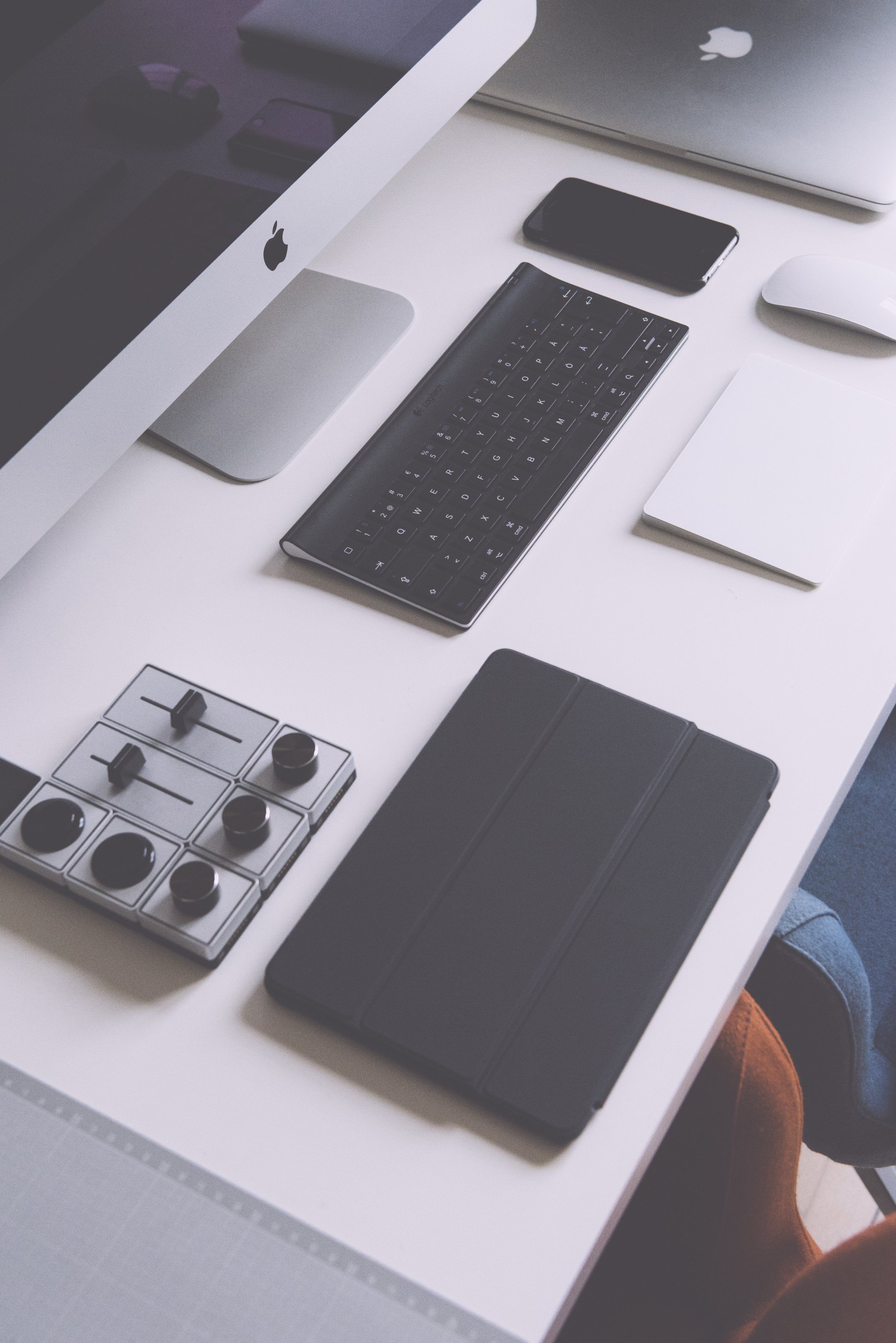Teléfonos y gadgets sobre un escritorio, imagen de archivo ilustrativa de plataformas digitales.