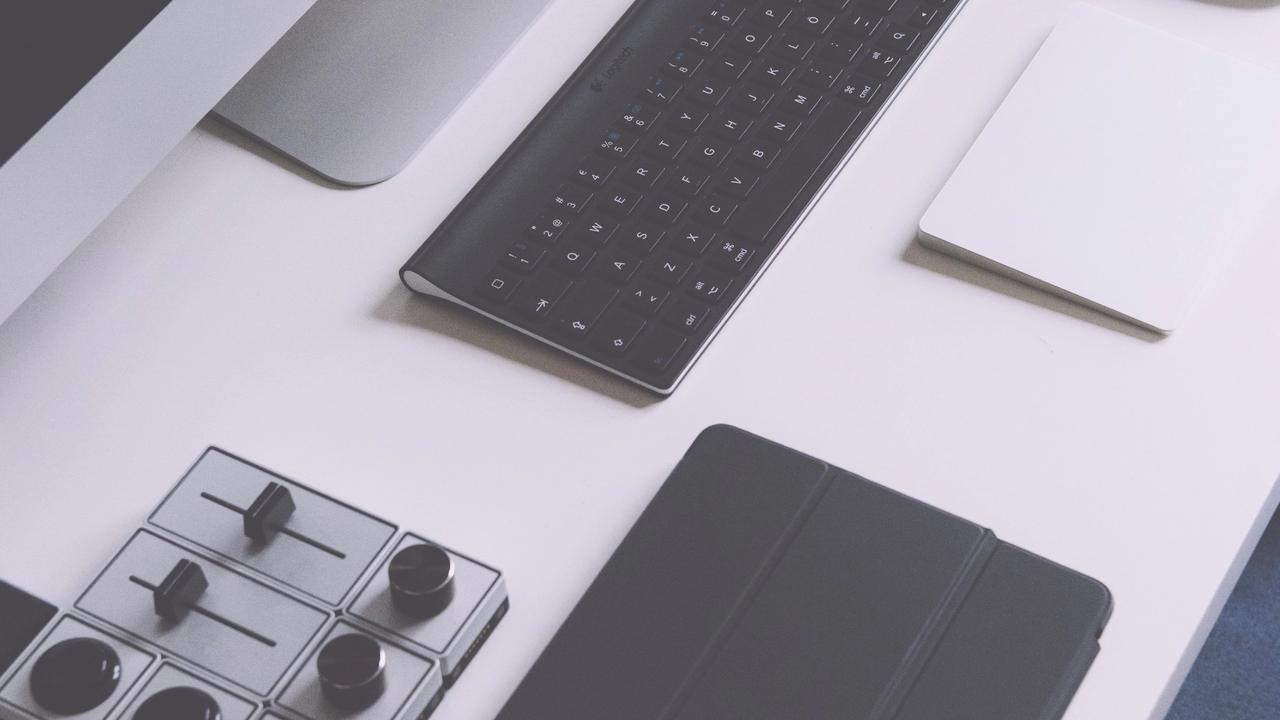 Teléfonos y gadgets sobre un escritorio, imagen de archivo ilustrativa de plataformas digitales.