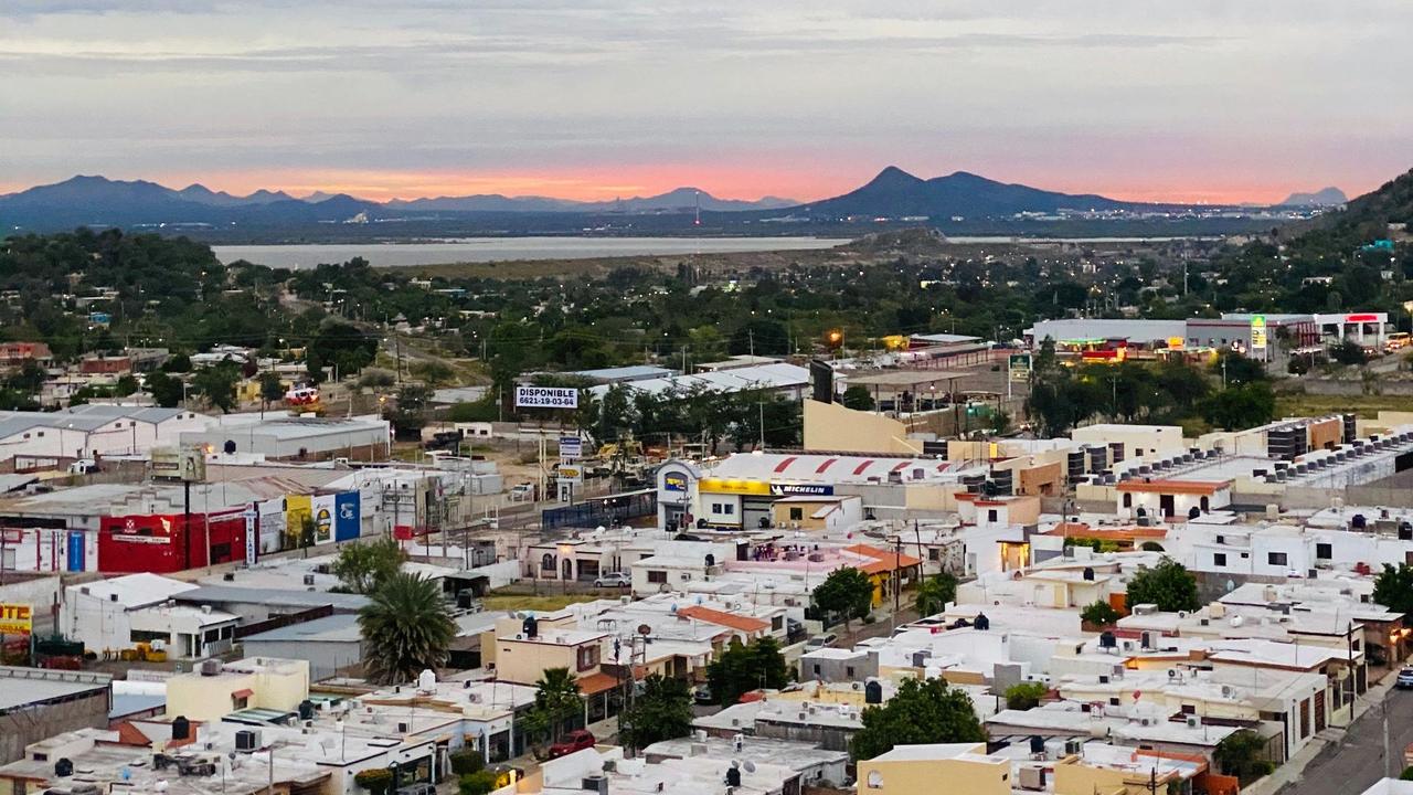 Vista panorámica de Hermosillo, Sonora, al atardecer, con casas, comercios y la sierra al fondo (imagen de archivo).