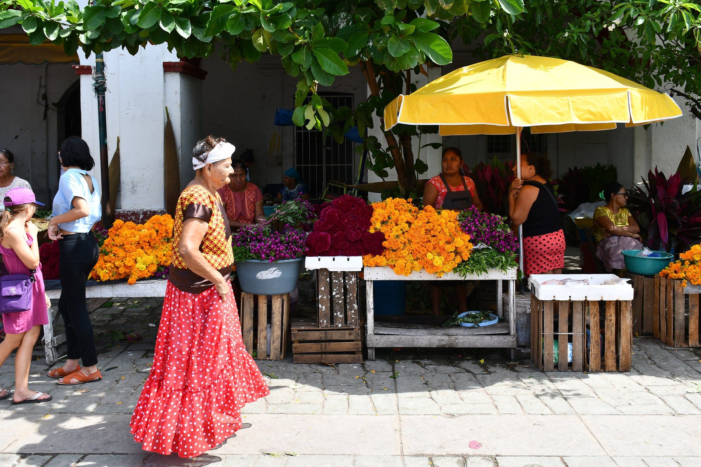 Floristas en el mercado de Juchitán de Zaragoza, Oaxaca.