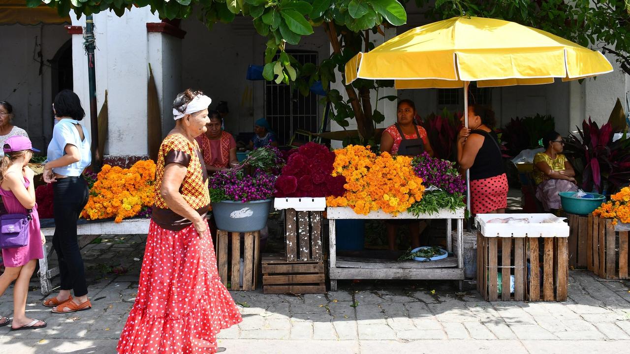 Floristas en el mercado de Juchitán de Zaragoza, Oaxaca.