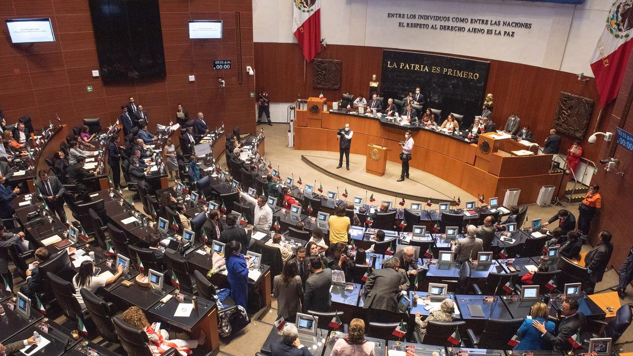 Salón de sesiones del Senado de la República durante una sesión de la LXV Legislatura, con la Mesa Directiva al fondo (imagen de archivo, 2022).