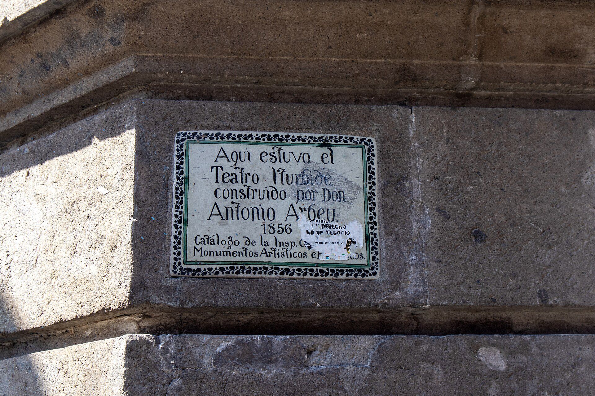 Placas en la fachada del Congreso de la Ciudad de México, Palacio Legislativo de Donceles (imagen de archivo).