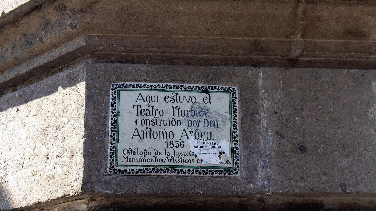 Placas en la fachada del Congreso de la Ciudad de México, Palacio Legislativo de Donceles (imagen de archivo).