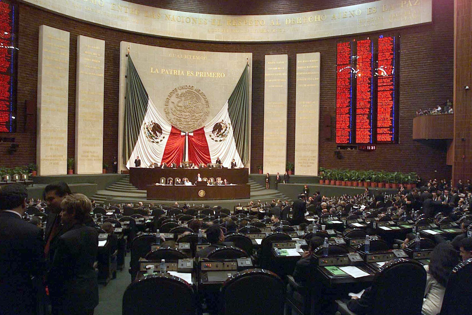 Salón de sesiones de la Cámara de Diputados, con la bandera nacional al fondo de la tribuna (imagen de archivo).