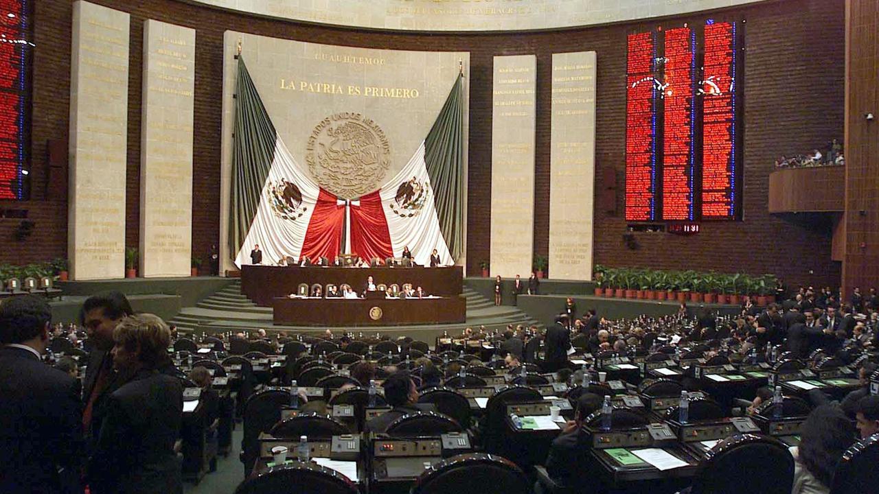 Salón de sesiones de la Cámara de Diputados, con la bandera nacional al fondo de la tribuna (imagen de archivo).
