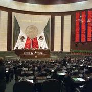 Salón de sesiones de la Cámara de Diputados, con la bandera nacional al fondo de la tribuna (imagen de archivo).