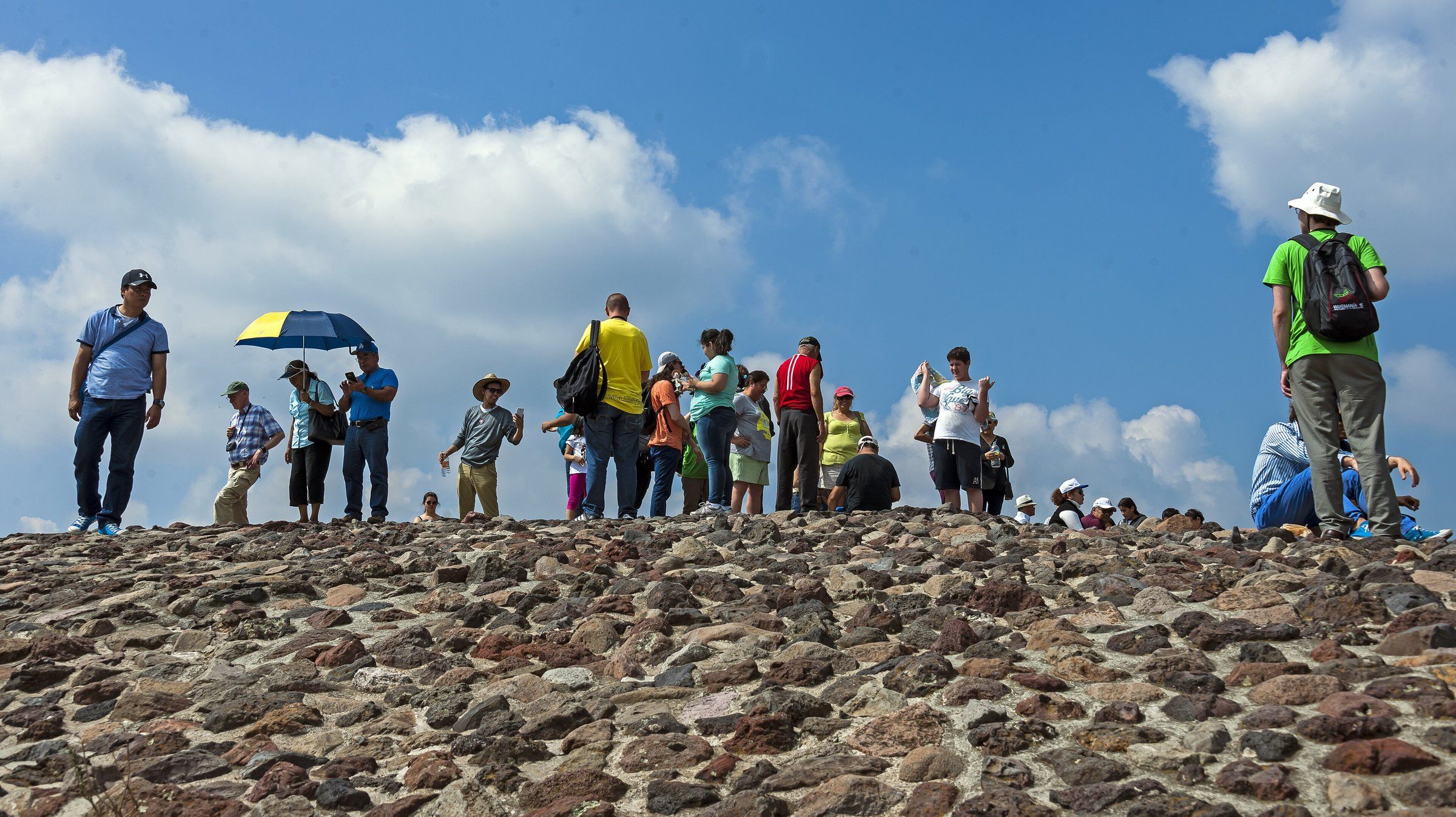 Visitantes en la cima de la Pirámide del Sol, en la zona arqueológica de Teotihuacan (imagen de archivo de 2015).