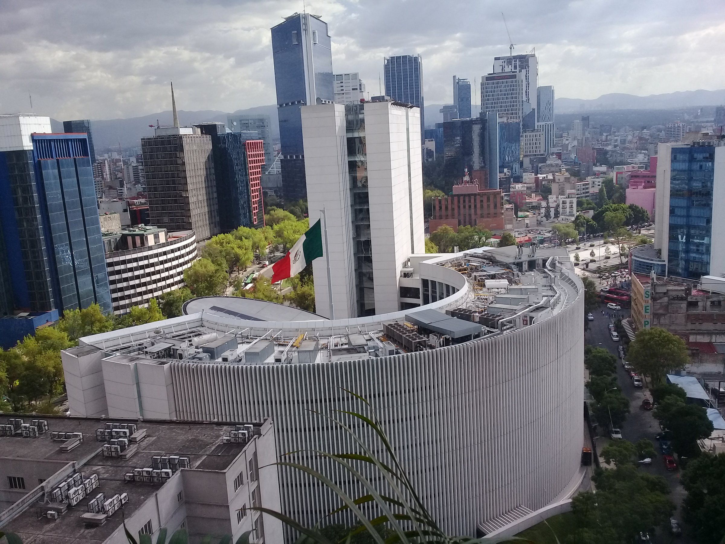Fachada y acceso del edificio del Senado de la República en la Ciudad de México (imagen de archivo).