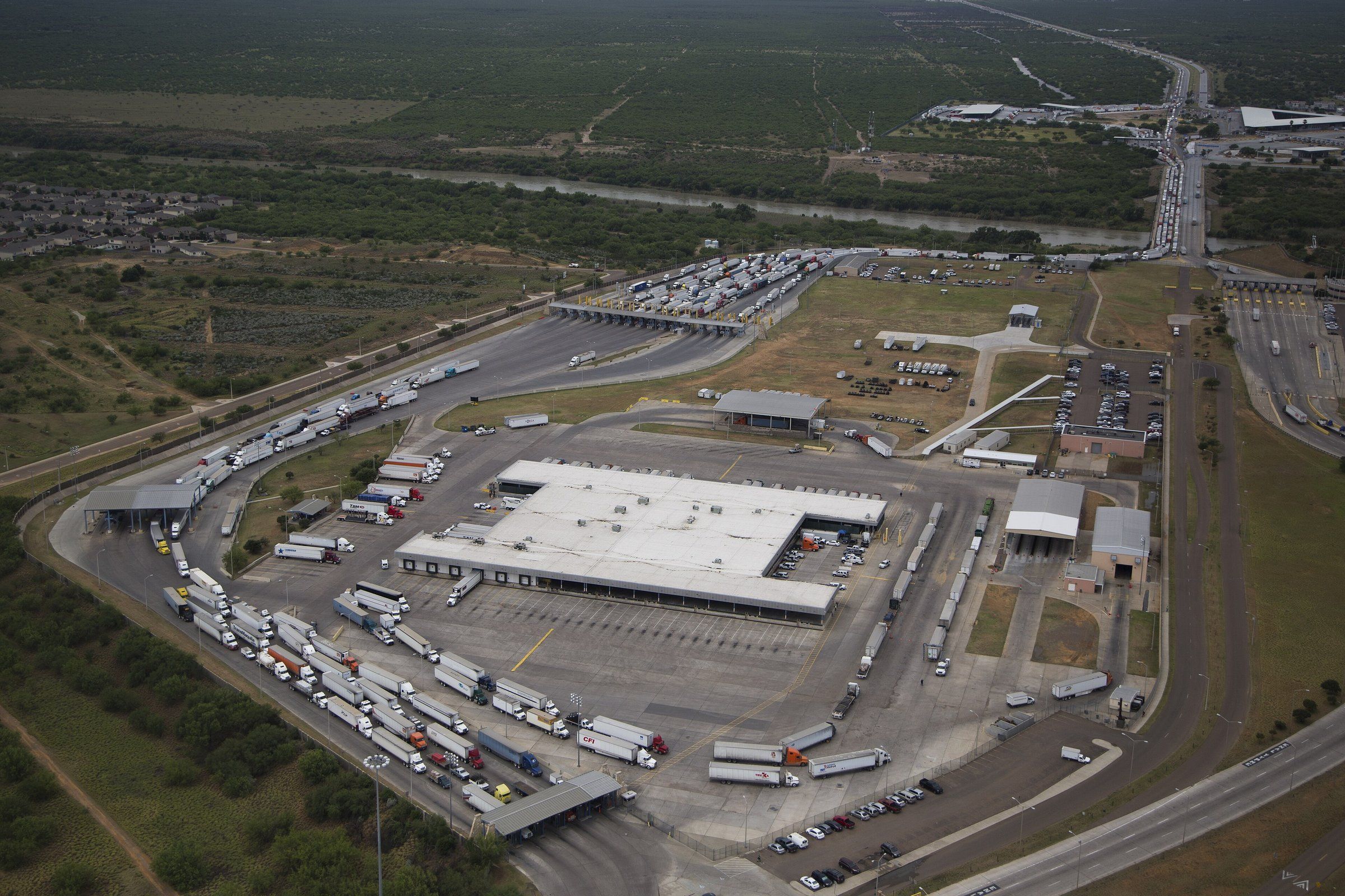 Tractocamiones procedentes de México cruzan el puente internacional World Trade, en Laredo, Texas.