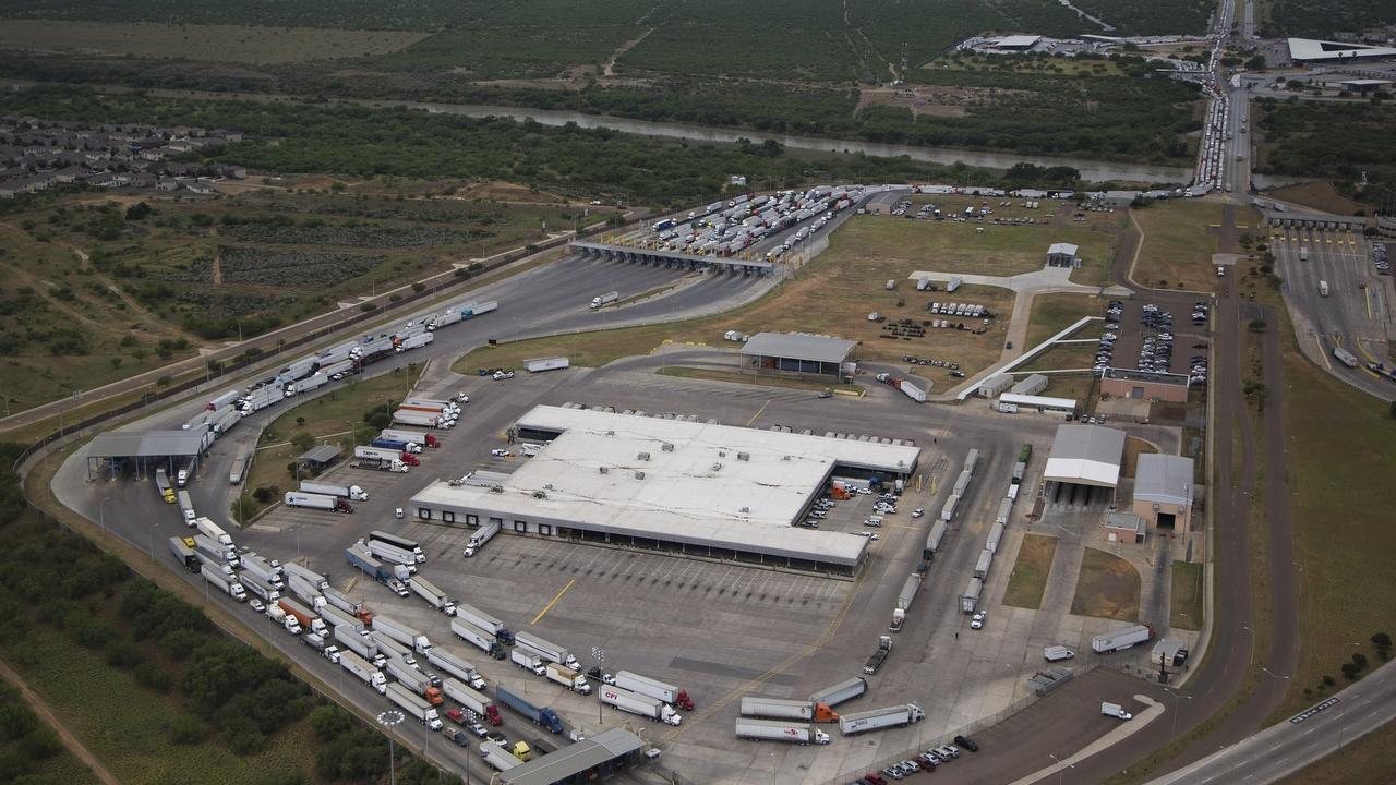 Tractocamiones procedentes de México cruzan el puente internacional World Trade, en Laredo, Texas.