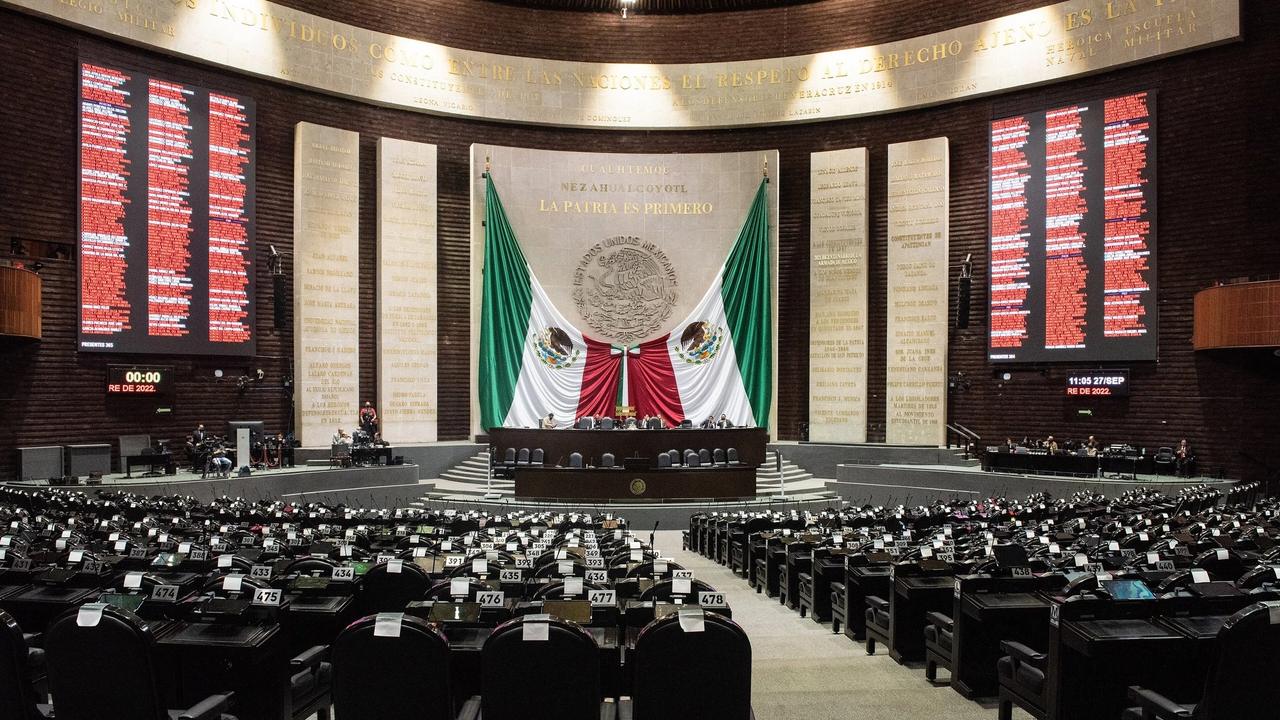 Salón de sesiones de la Cámara de Diputados con los tableros electrónicos de votación a ambos lados de la tribuna (imagen de archivo, 2022).