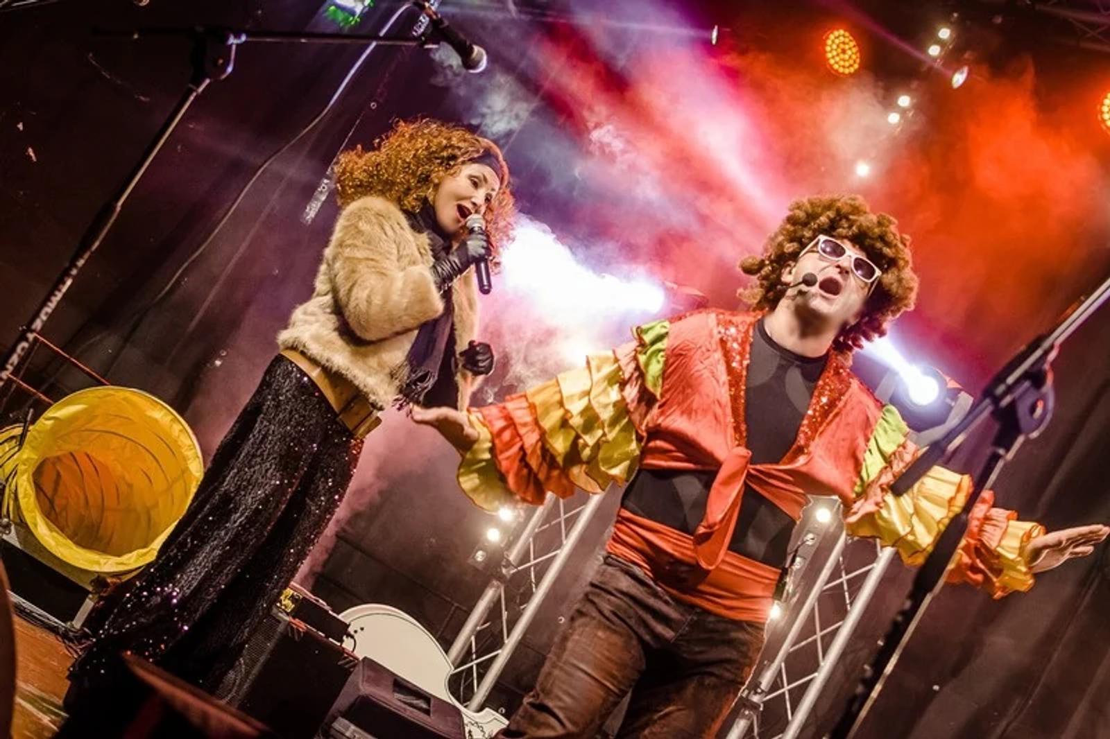 Duet aktorski w widowiskowej scenie muzycznej