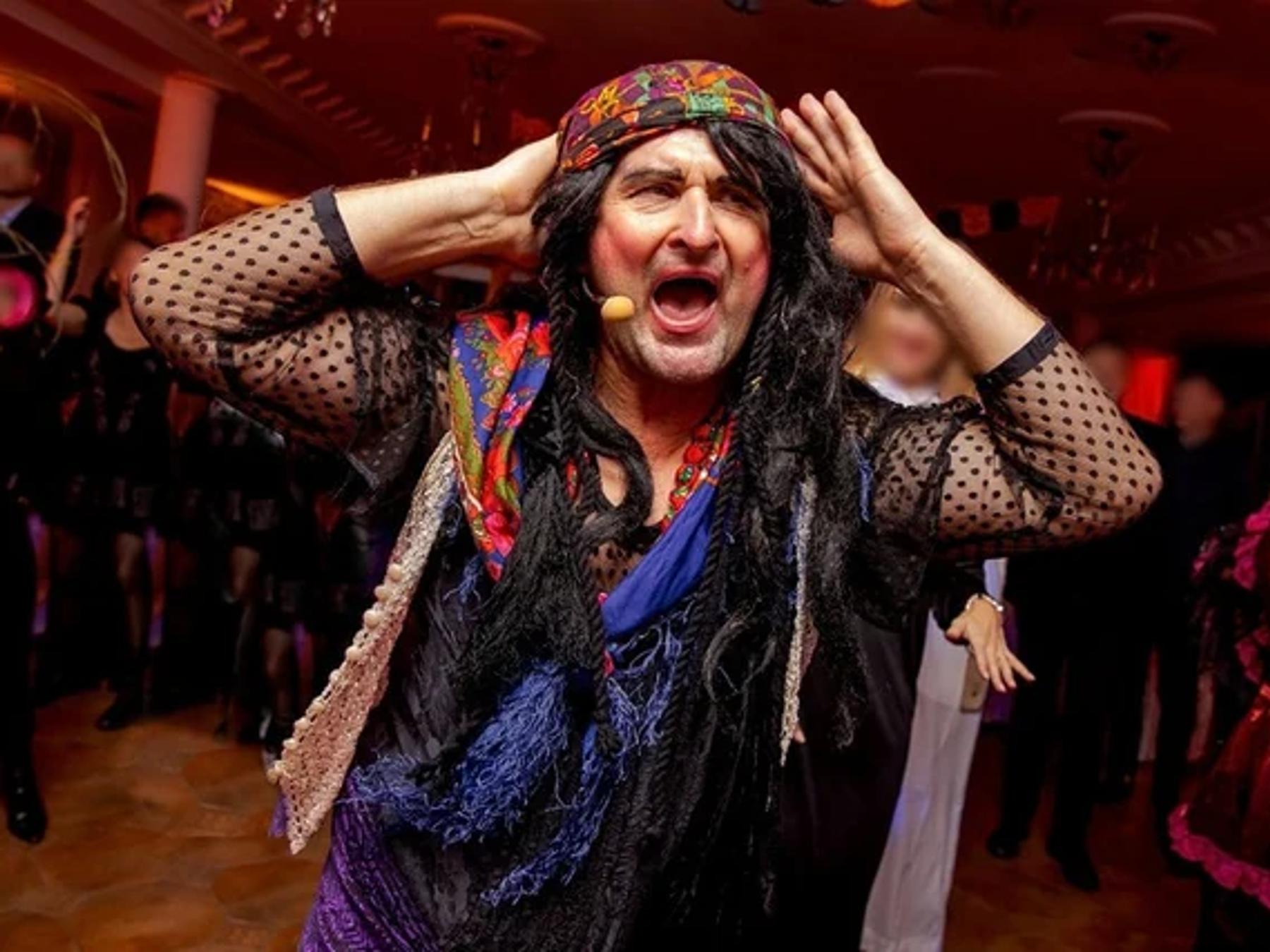 Jarosław Gmitrzuk podczas andrzejkowego programu Magia zmysłów