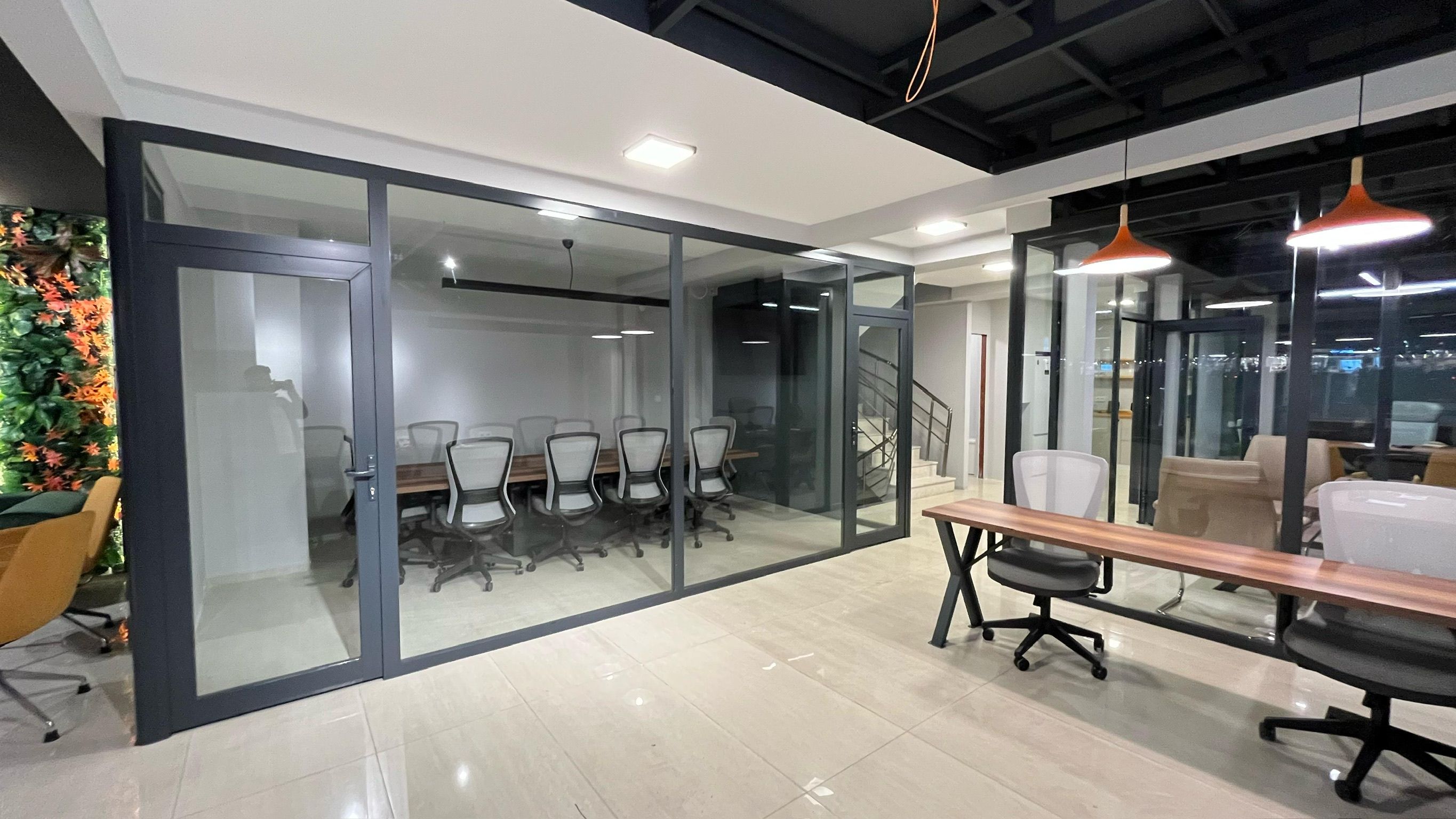 Ofis cam toplantı salonu