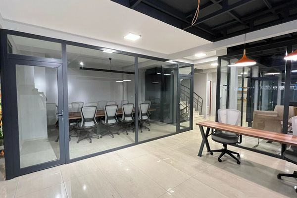 Ofis cam toplantı salonu