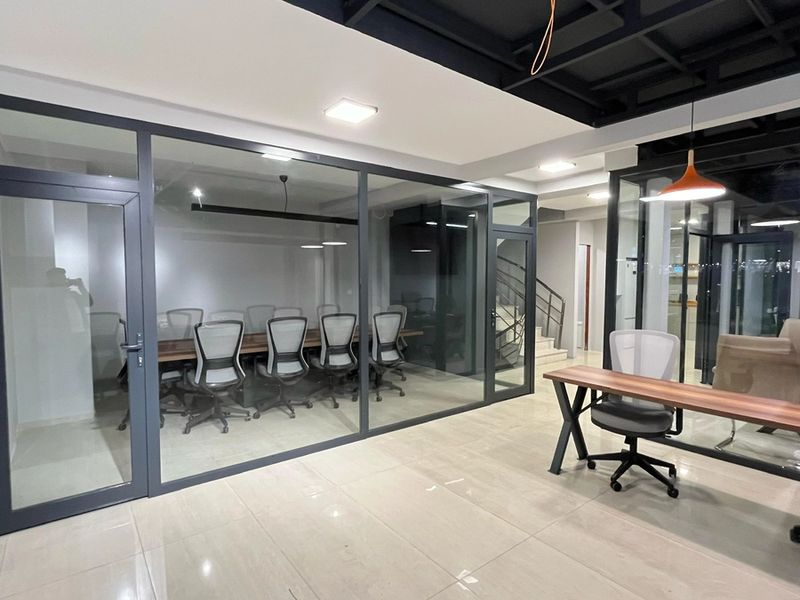 Ofis cam toplantı salonu