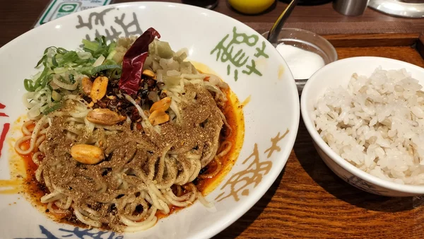 極上担々麺 香家 みなとみらい東急スクエア店 みなとみらいで出会った極上の痺れ!香家の麻辣汁なし担々麺ランチ