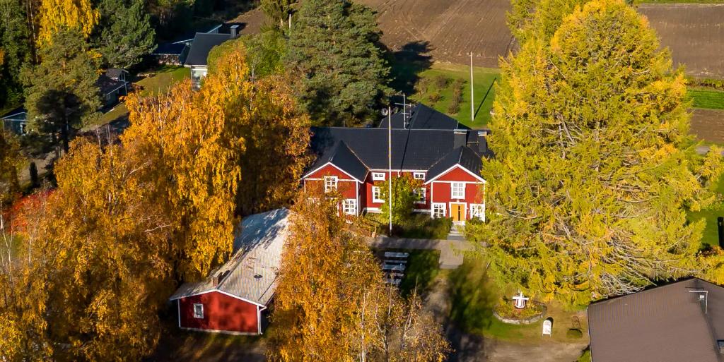 Flygbild av vingårdens röda huvudbyggnad och gårdsplan