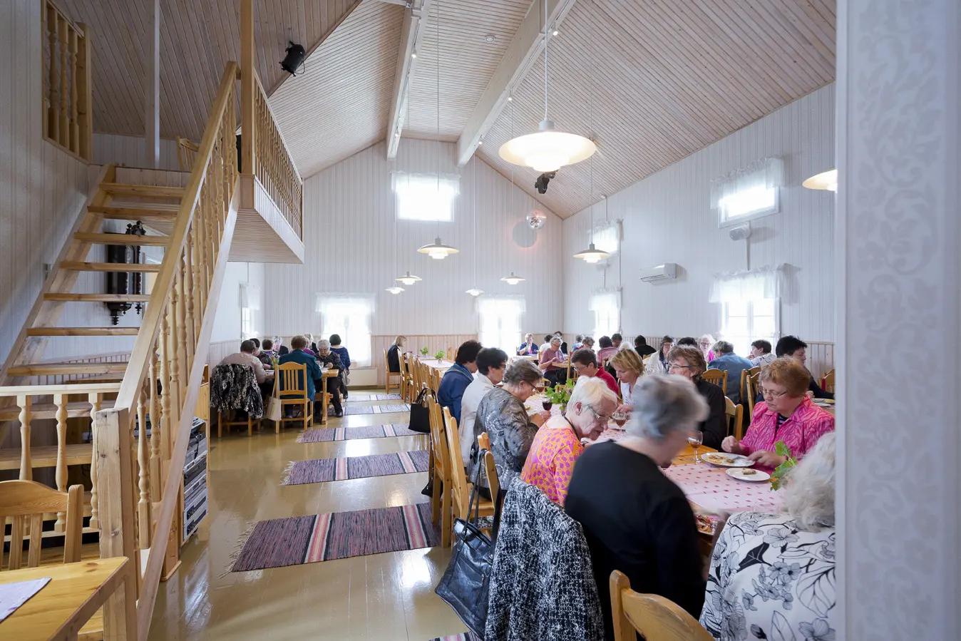 Restaurang Vinstugans höga matsal full av gäster