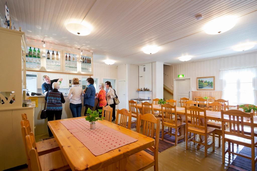 Vinstugans bardisk och matbord