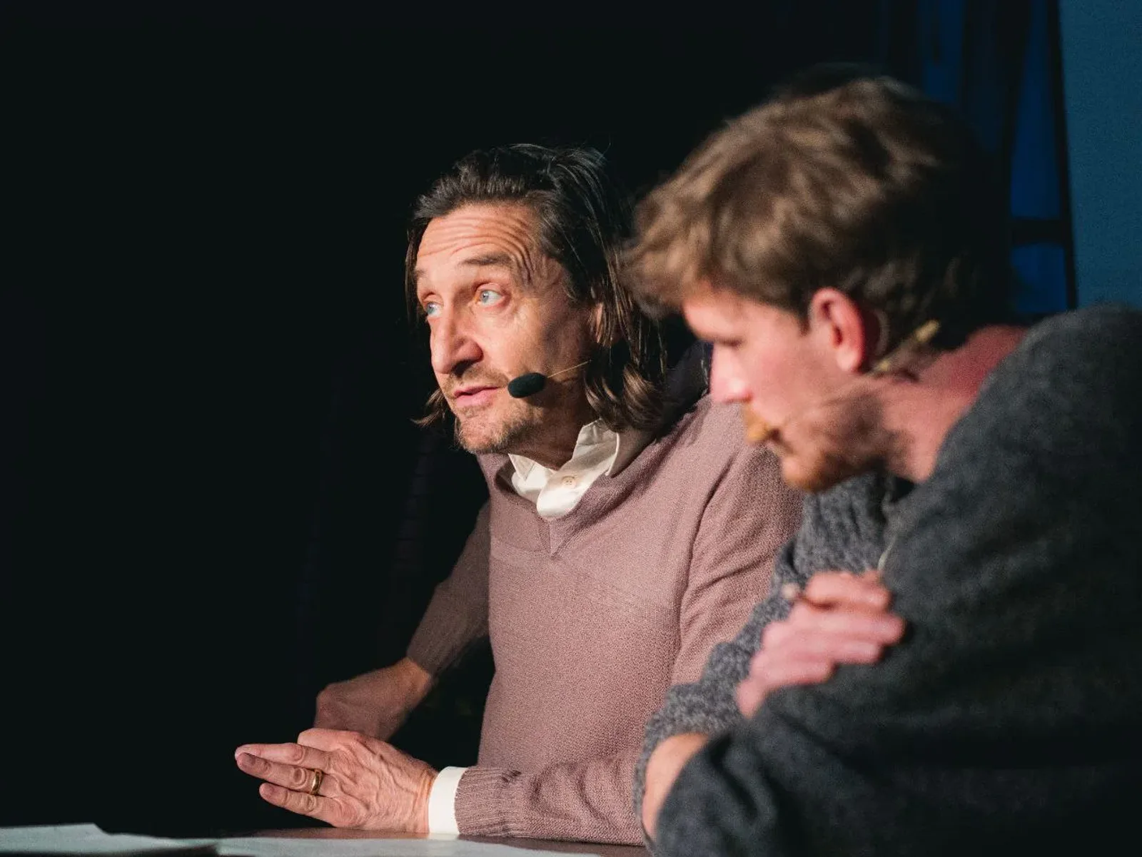 Two actors at the reading table in Himmel über Charkiw.