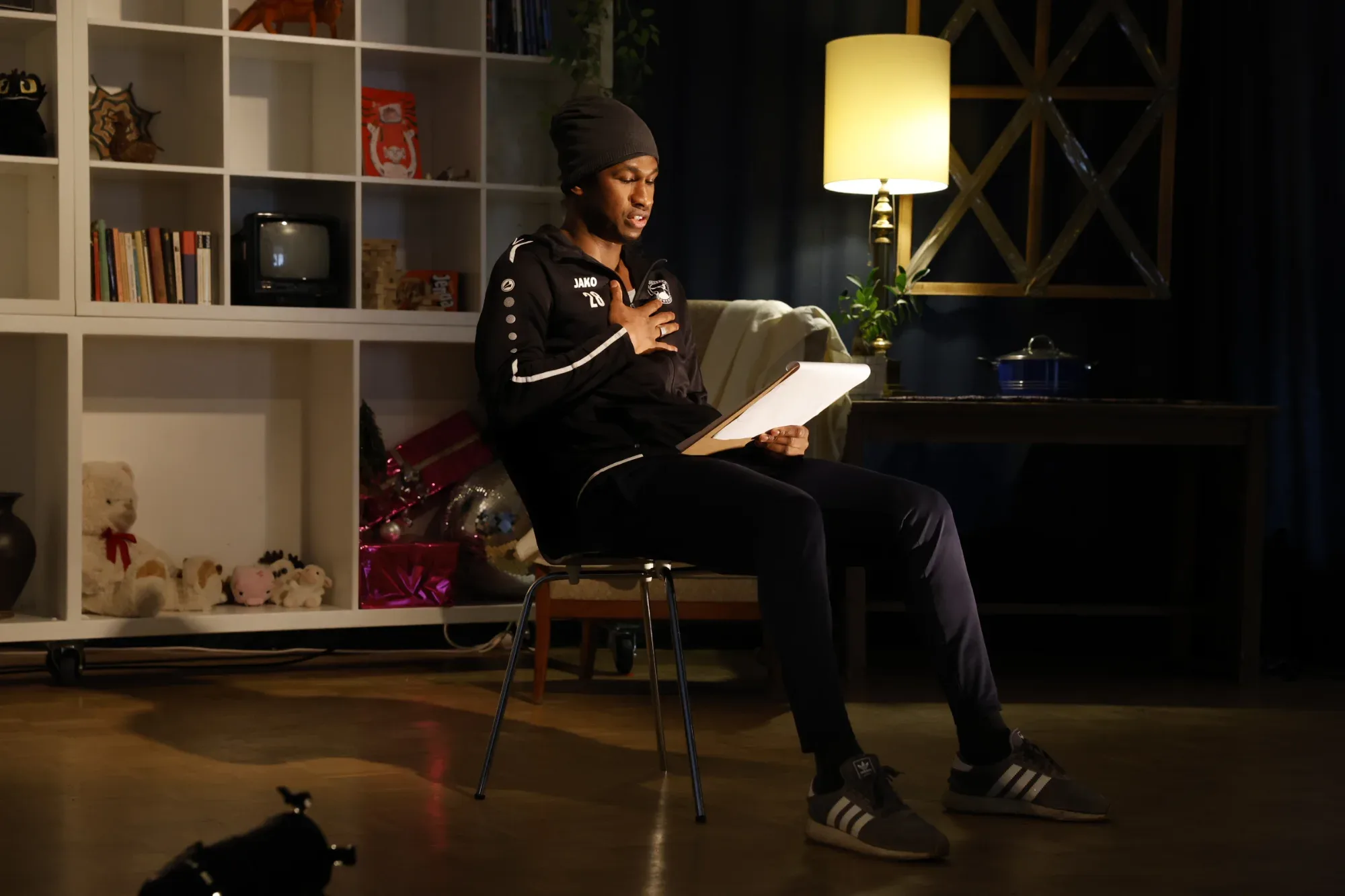 A participant reads a text aloud.
