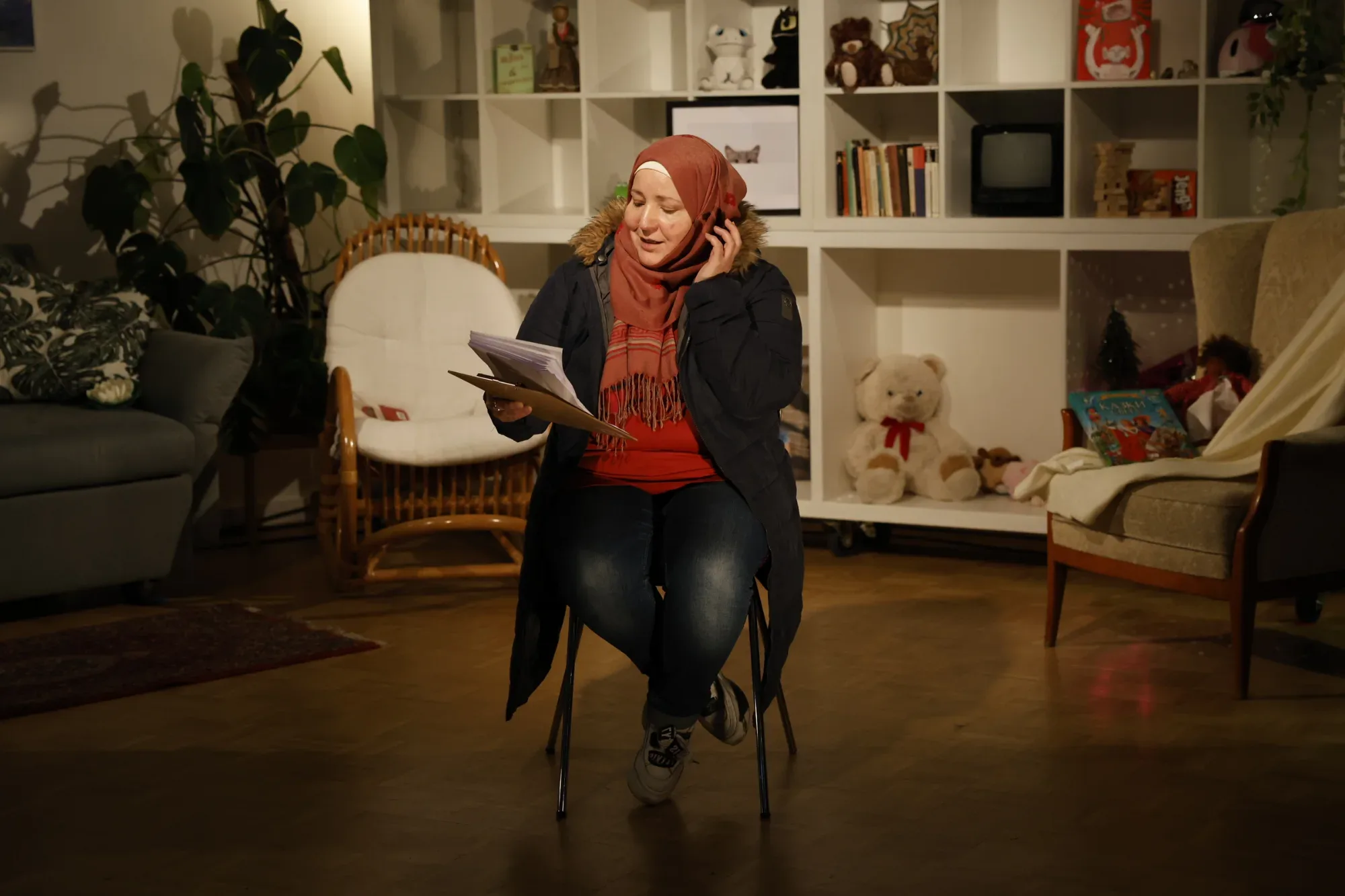 A participant reads a text aloud.