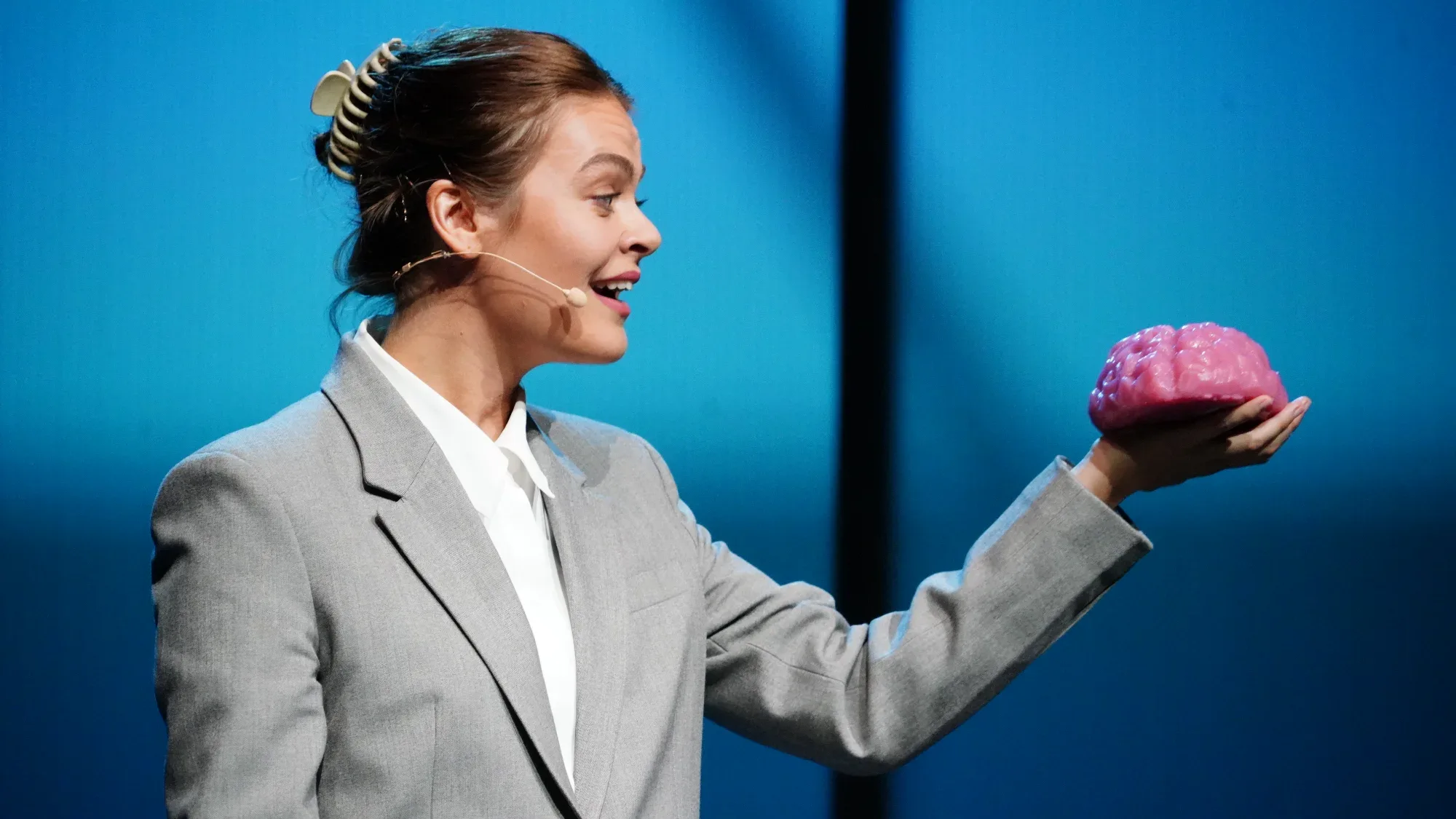 A lecture with a model of the brain.