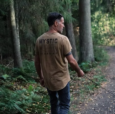 Per går med hund i skog